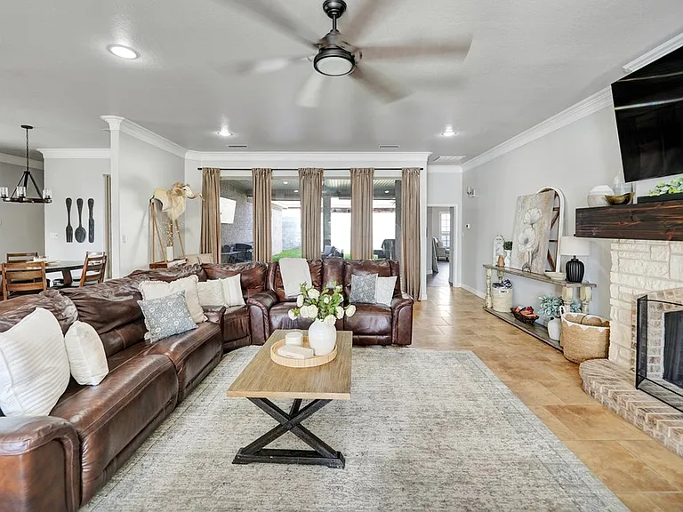 111 Lahaina Dr — Photo 8