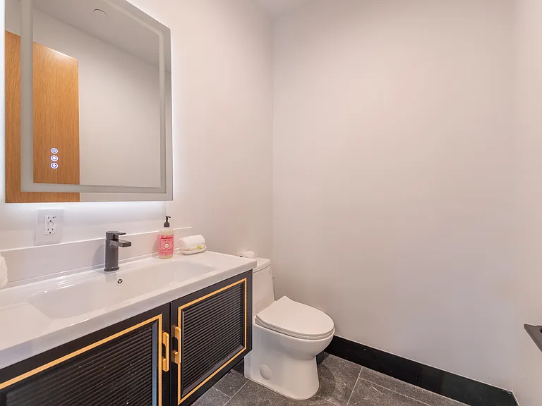190 Speedboat Ave — Photo 31
