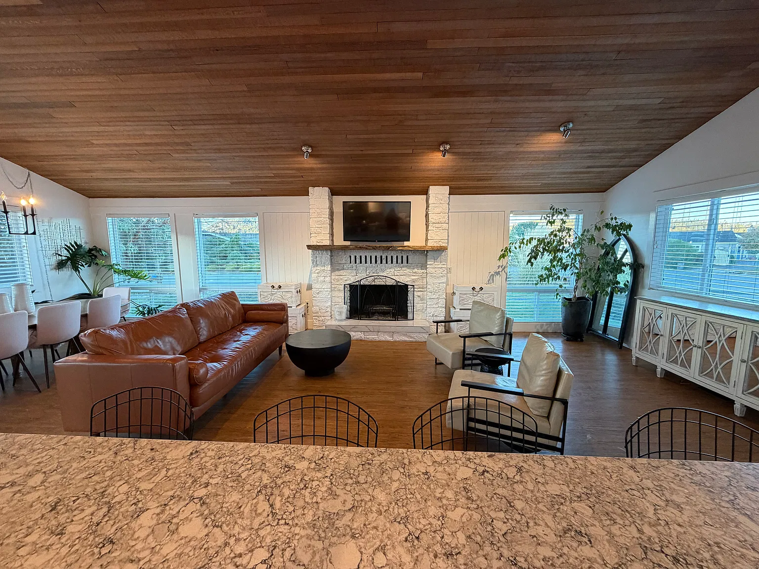 4 bed, 2137 sqft, $3,900 — Photo 4