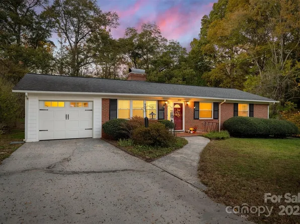 1074 5th Avenue Ct NW, Hickory, NC 28601