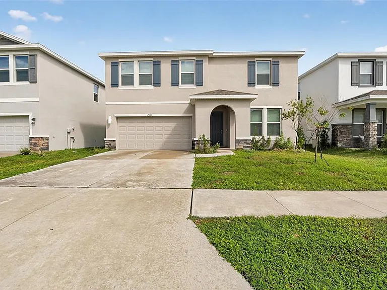 2546 Warren Acres Blvd — Photo 1
