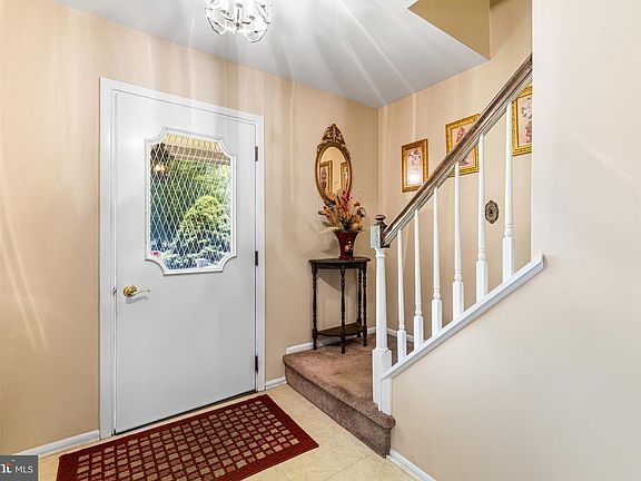 4th image of 710 Elm St