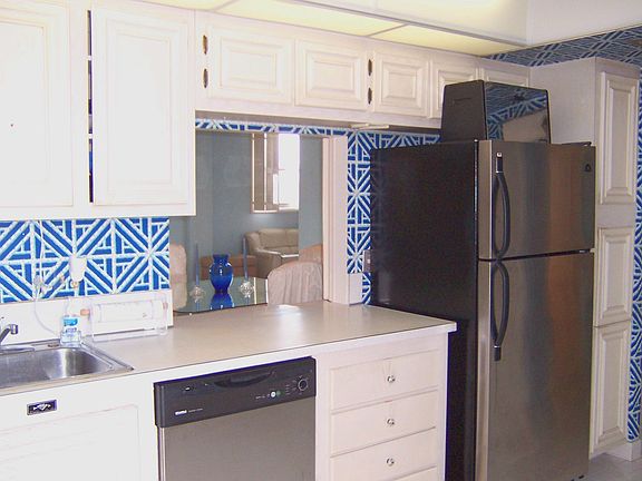 Eat-in Kitchen w/Stainless Appl's