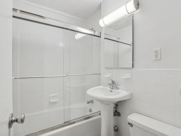 2400 Webb Ave #4H — Photo 4