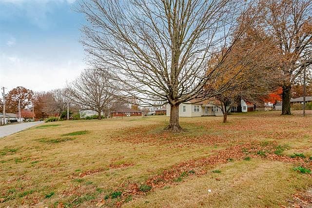 2nd image of 1704 N Noland Rd