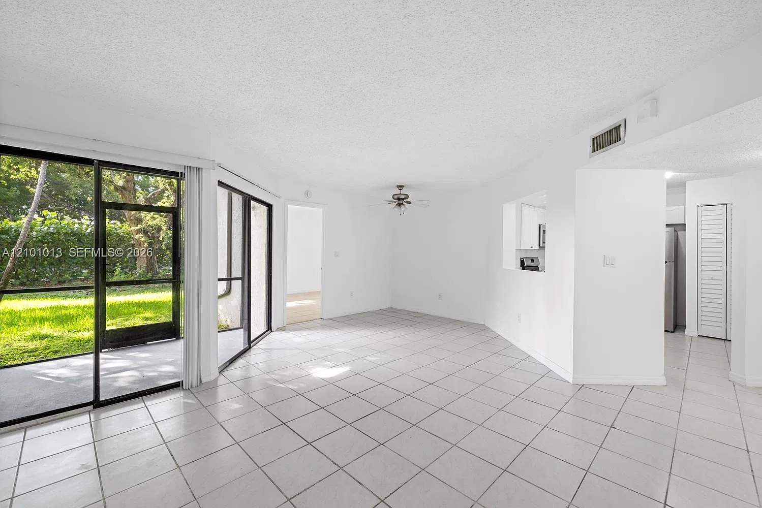 1055 N Franklin Ave — Photo 4