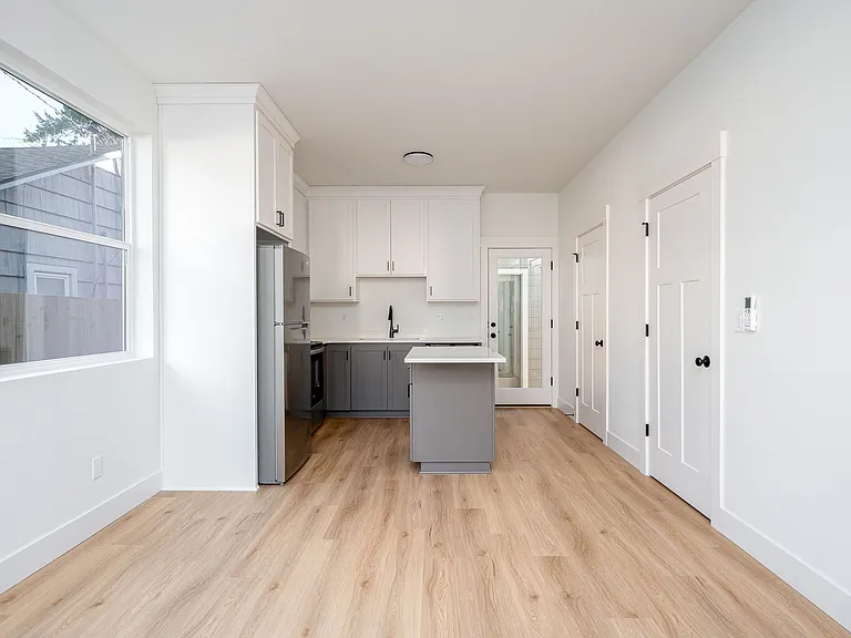 12094 SE Market St — Photo 3