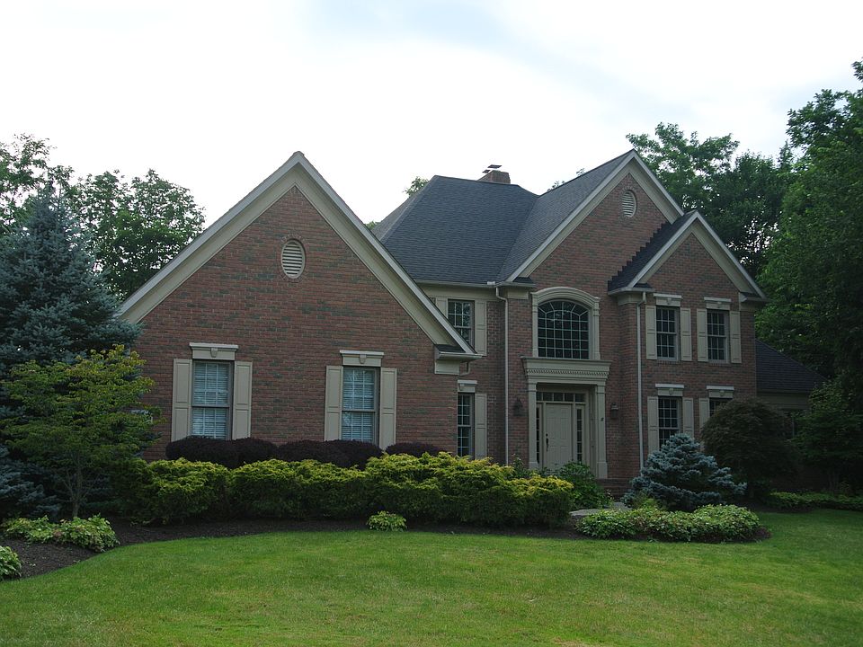 1st image of 347 Glengarry Dr