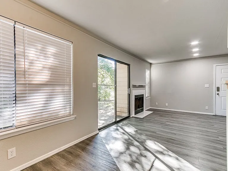 1113 W Fulton St — Photo 9
