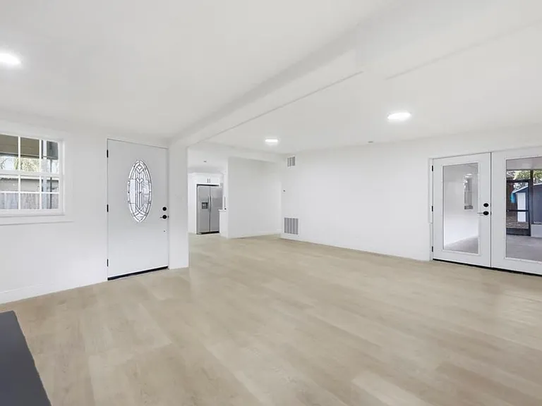 2817 Touraine Ave — Photo 5