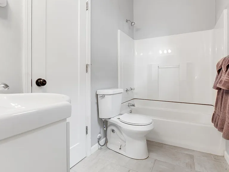 2032 Jefferson St — Photo 13