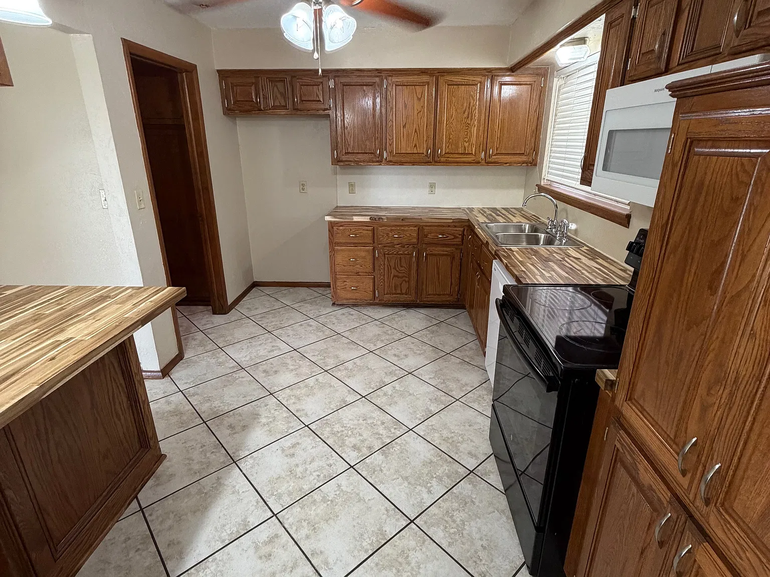 3 bed, 1.5 bath, 1226 sqft, $1,295 — Photo 4