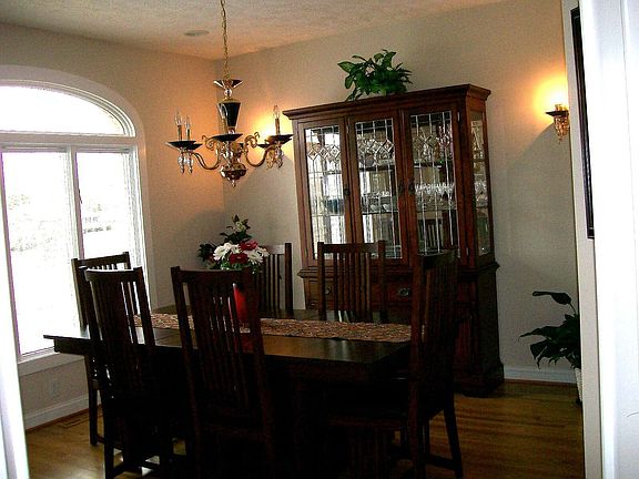 4th image of 201 Toms Creek Bluff Ln