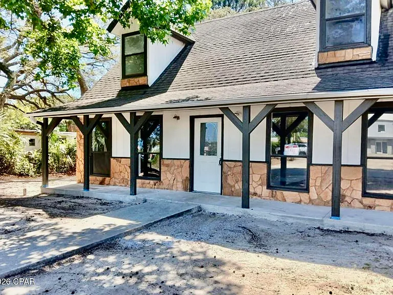 1825 Watkins Ave — Photo 1
