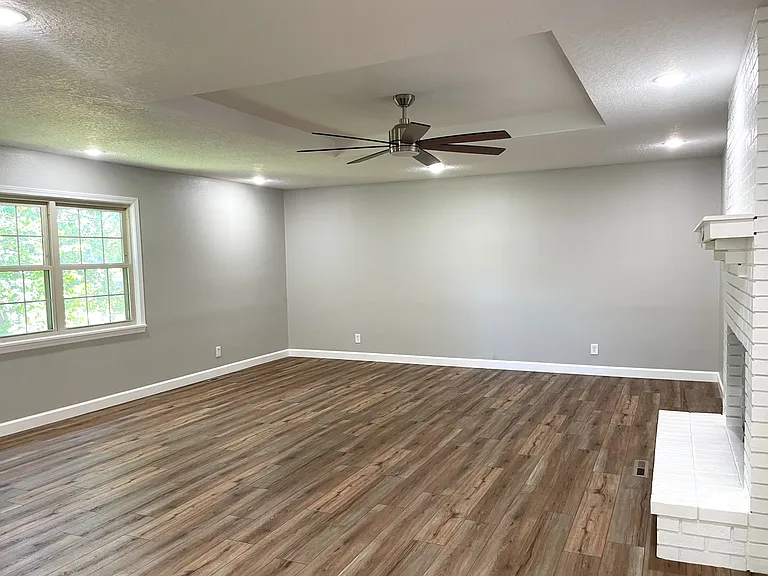 1902 Laura Ln — Photo 8