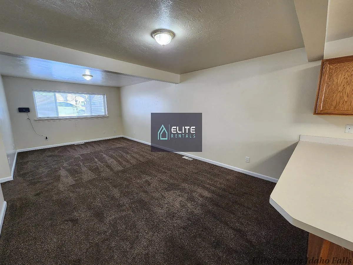 3 bed, 1.0 bath, 1200 sqft, $1,300 — Photo 3