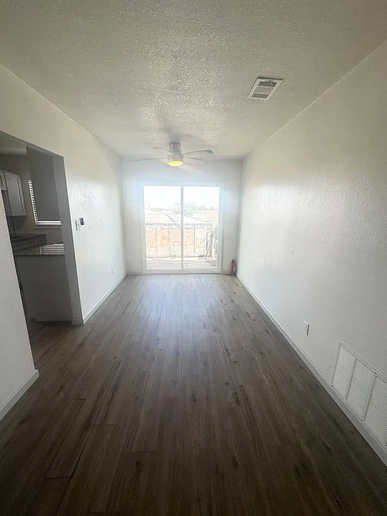 2 bed, 1.0 bath, 952 sqft, $1,250 — Photo 2
