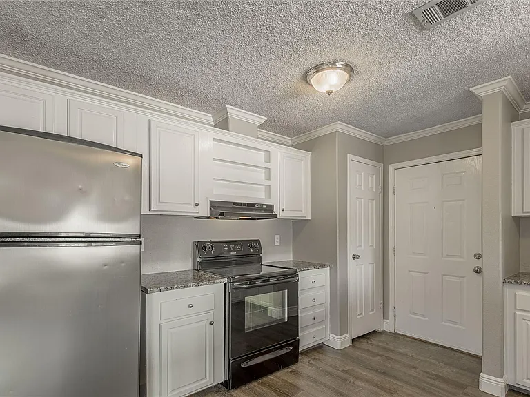 164 Varsity Dr — Photo 12