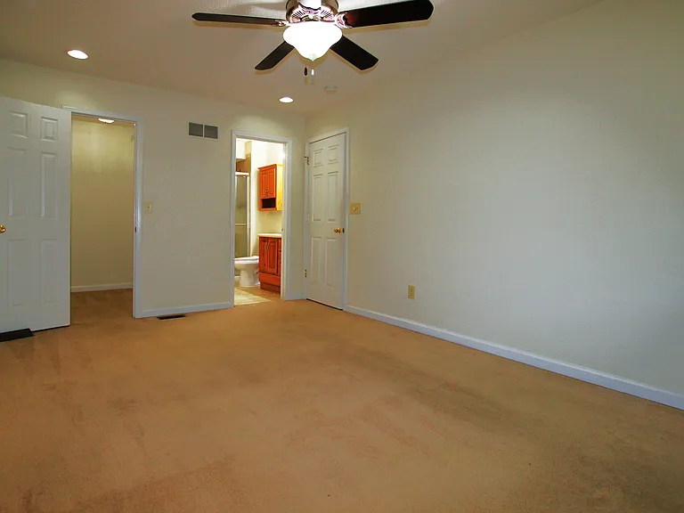 504 Pioneer Dr — Photo 12