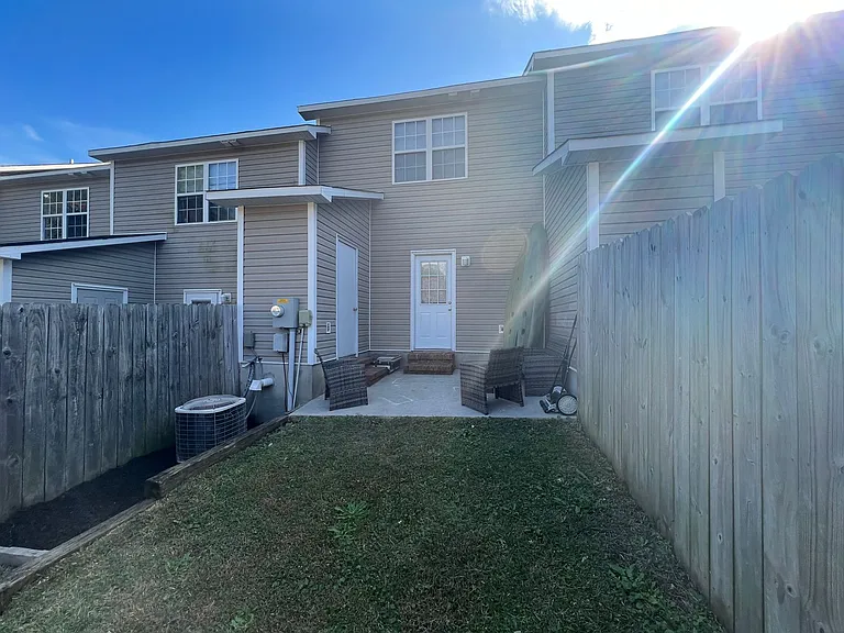 205 Meadowbrook Ln — Photo 9