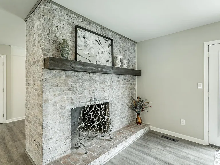1403 Clearpoint Dr — Photo 29