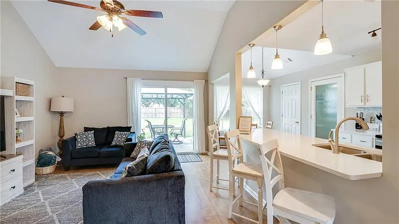 4 bed, 1736 sqft, $2,450 — Photo 4