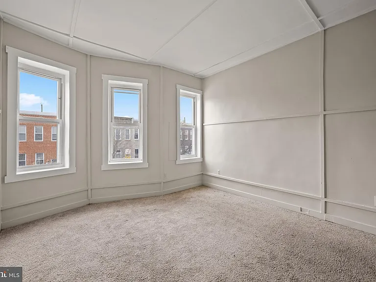 225 N Luzerne Ave — Photo 22