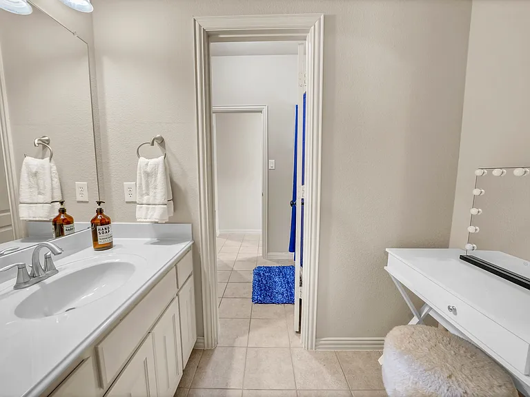 5048 Exposition Way — Photo 35