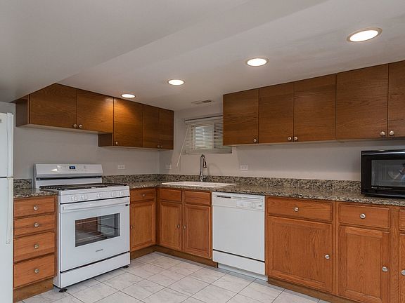 3rd image of 5749 N Artesian Ave #G