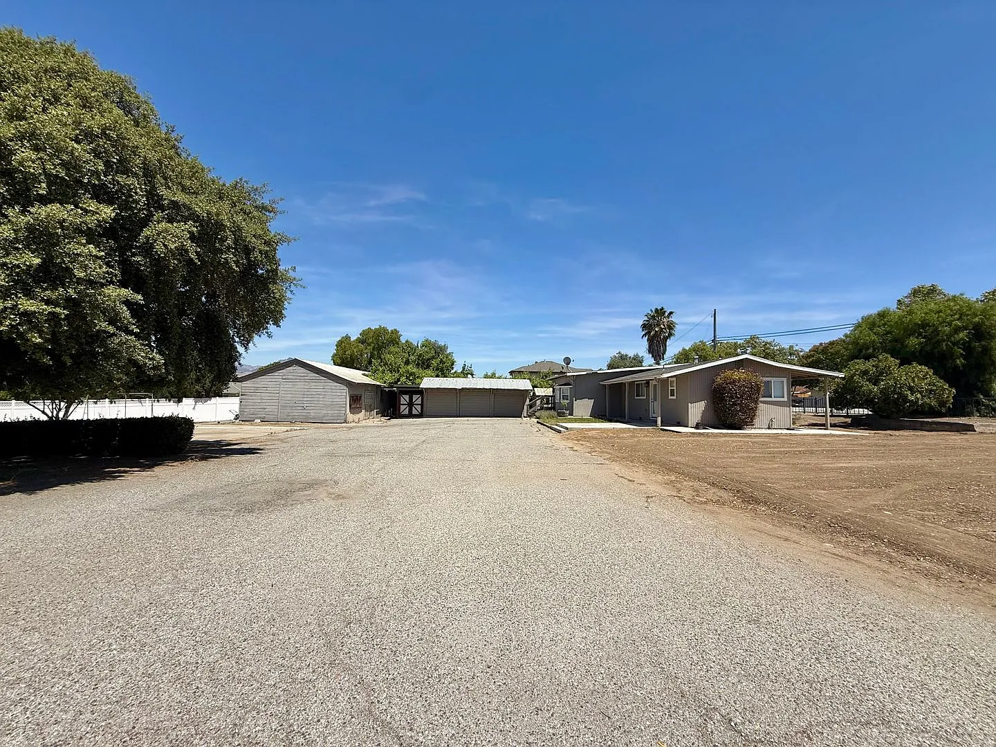 3 bedroom + 1 acre + shop — Photo 3