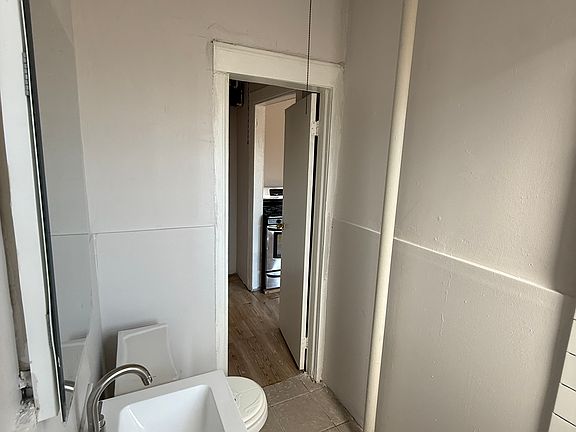 4th image of 2604 Bainbridge Ave APT 1C