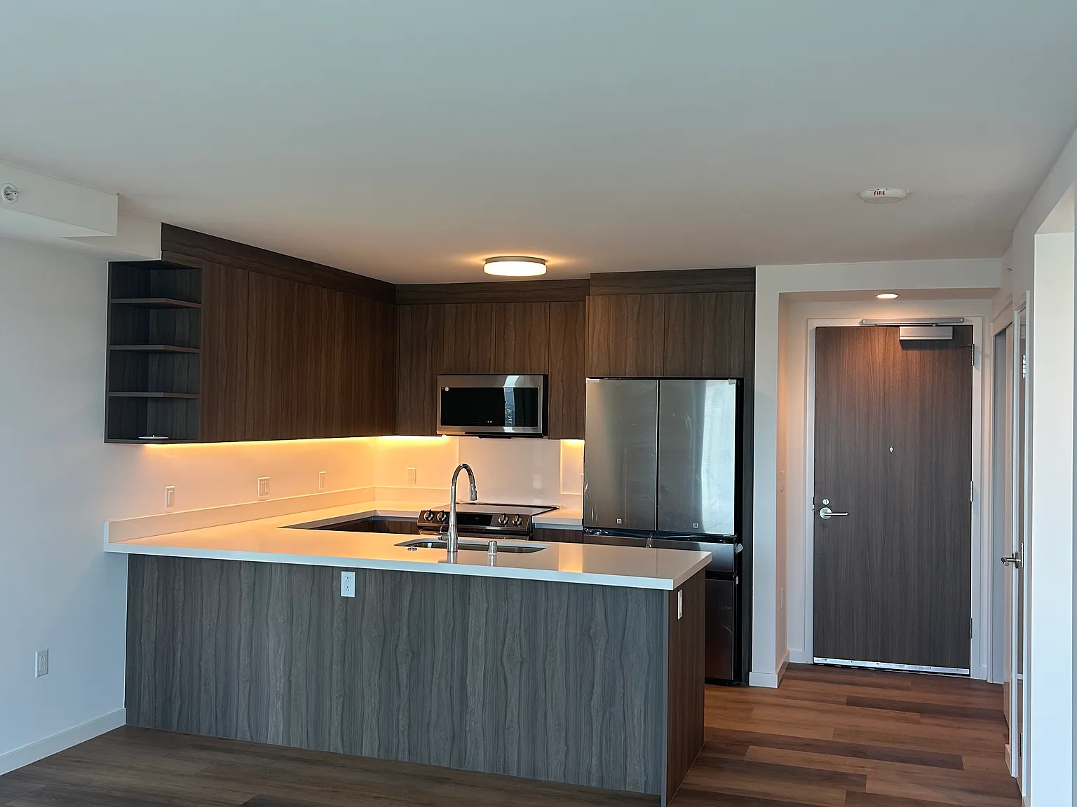 2 bed, 944 sqft, $4,275 — Photo 2