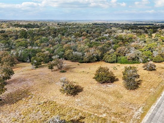 255 Flash Cir, Luling, TX 78648
