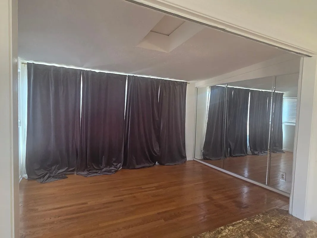 4 bed, 2.5 bath, 2272 sqft, $5,900 — Photo 3