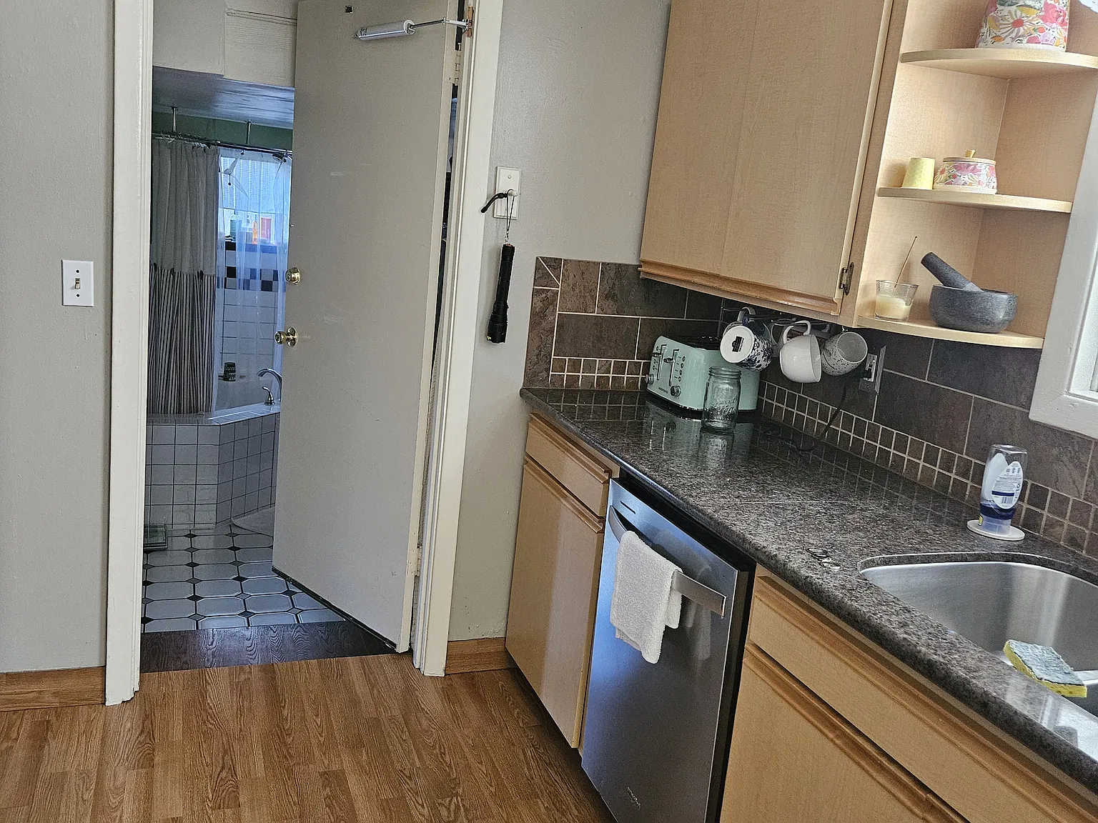3 bed, 1900 sqft, $2,900 — Photo 3