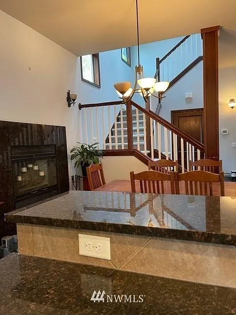 4 bed, 2.5 bath, 2405 sqft, $3,400 — Photo 4