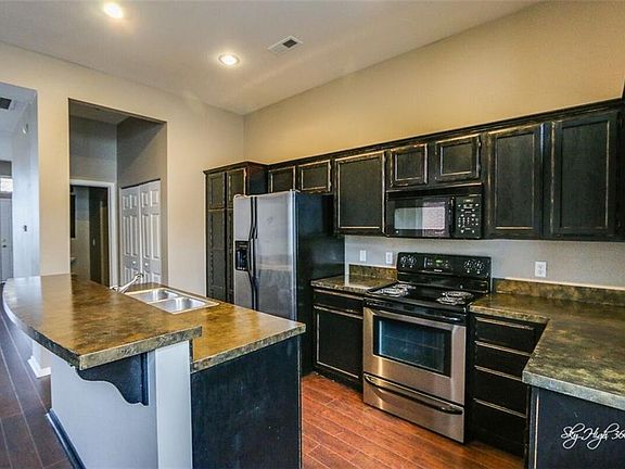 4th image of 741 Founders Park Dr E
