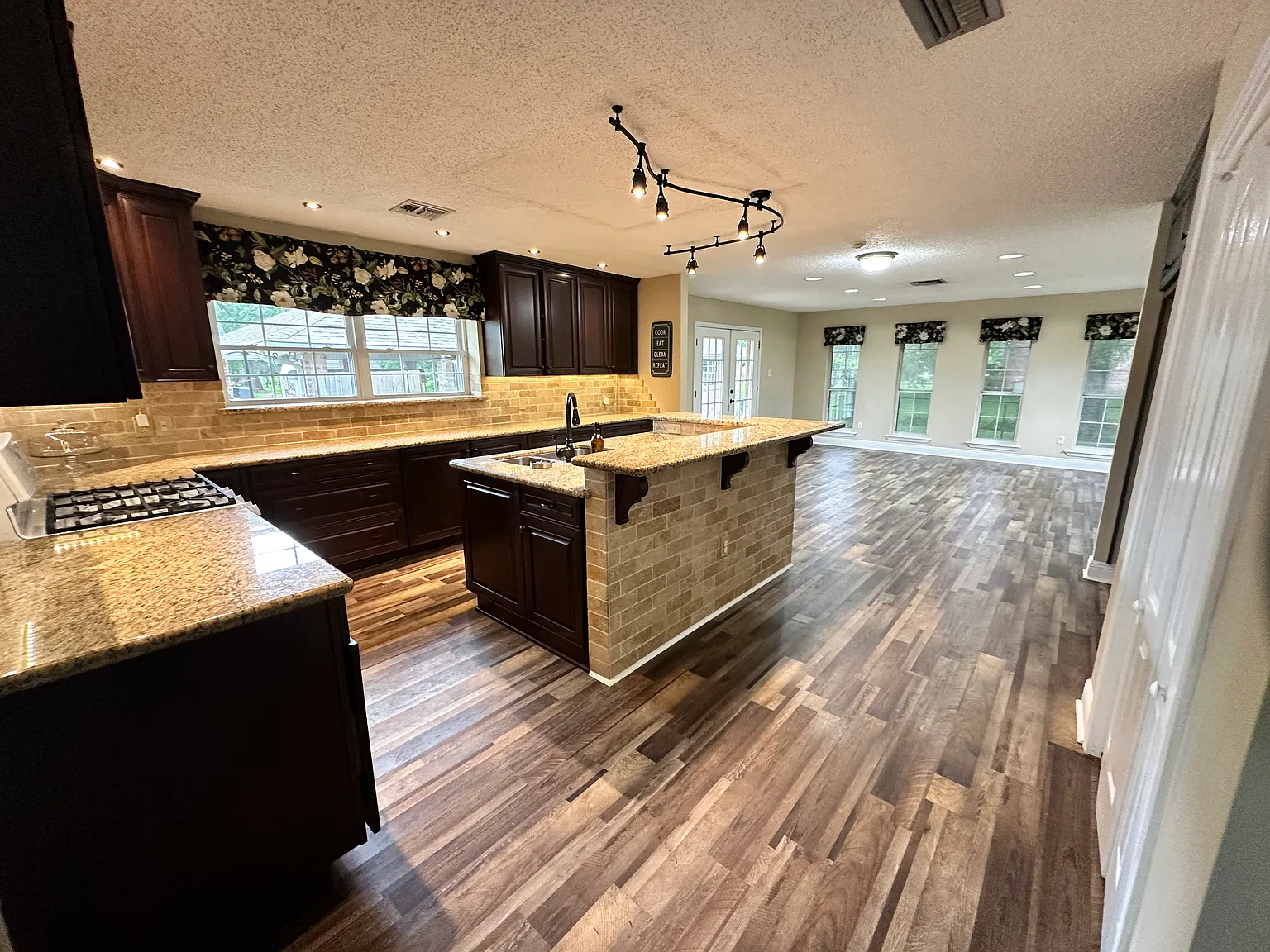 168 Sarah Victoria Dr — Photo 3