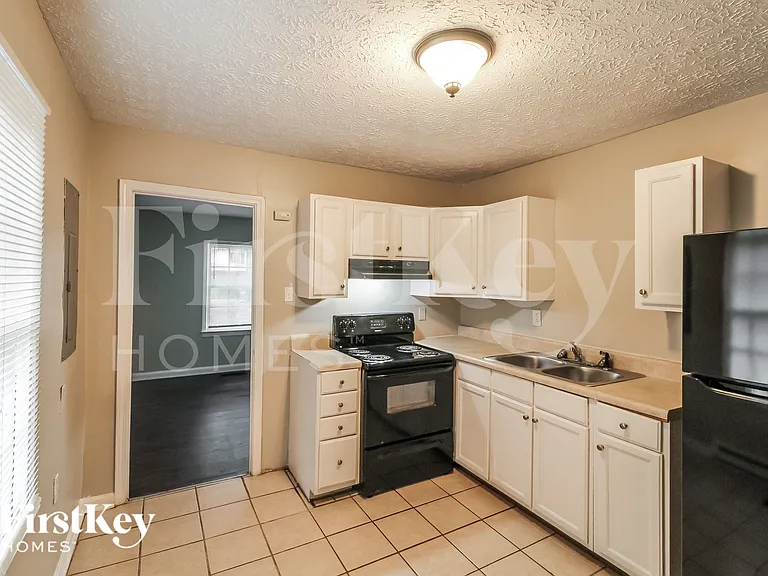 1823 Lee St — Photo 6