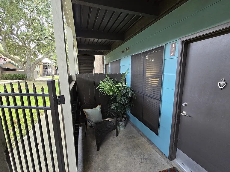 Bayou Oaks Apartments — Photo 10