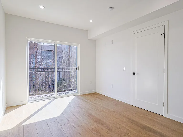 1227 N June St — Photo 11