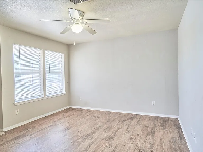 2214 Katy Ln #D — Photo 4