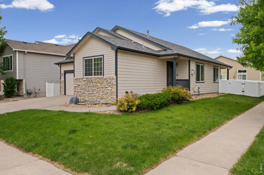 2521 Thoreau Dr