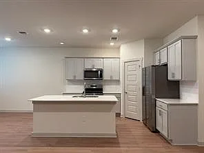 3 bed, 2.0 bath, 1446 sqft, $1,950 — Photo 2