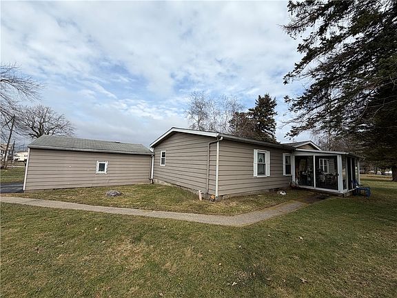 3rd image of 451 Delaware Rd