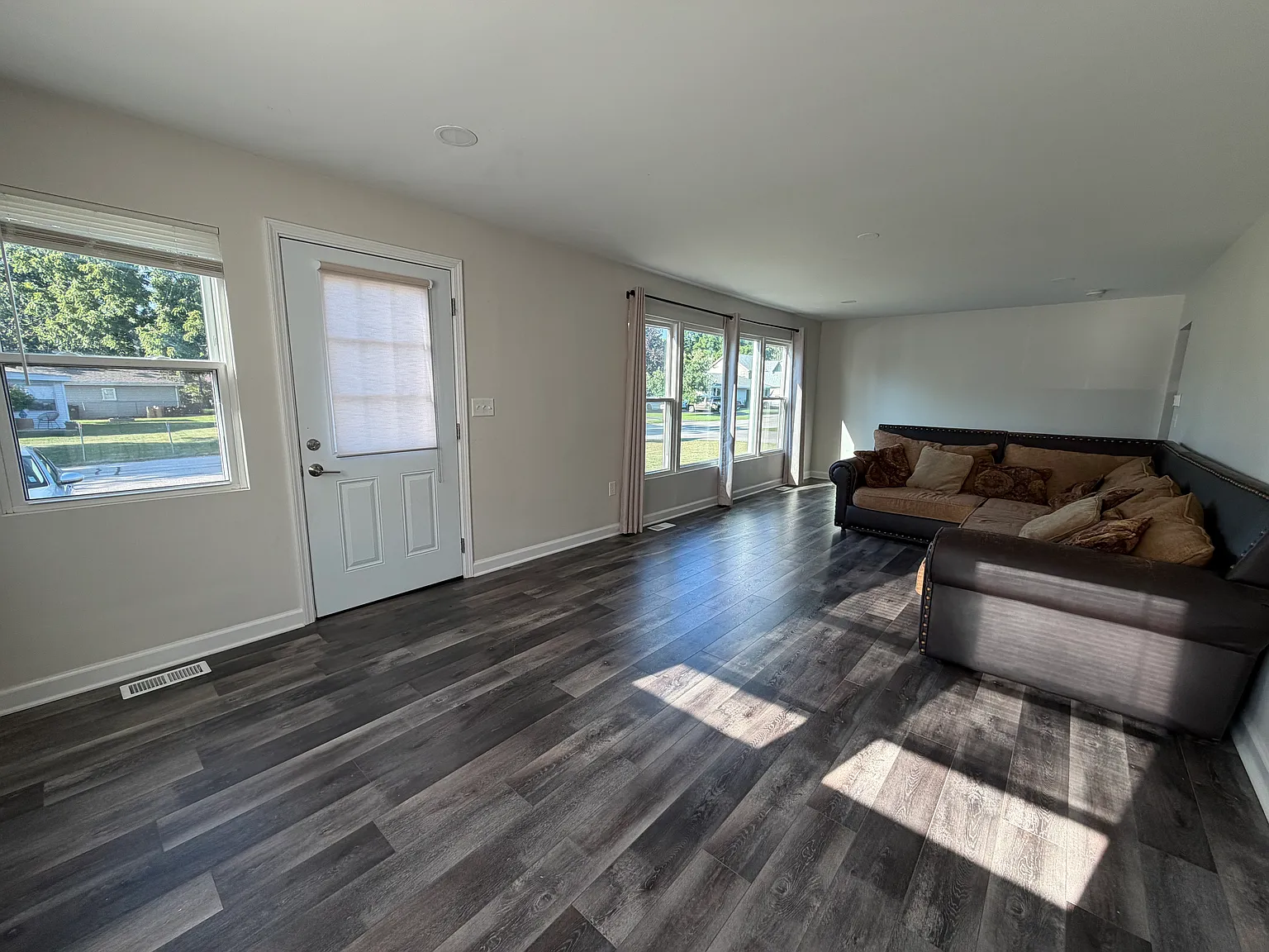 3 bed, 1008 sqft, $2,900 — Photo 3