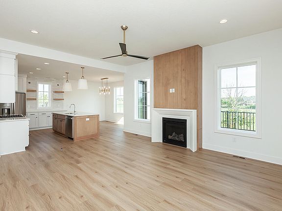 5th image of 1521 Crestwood Dr