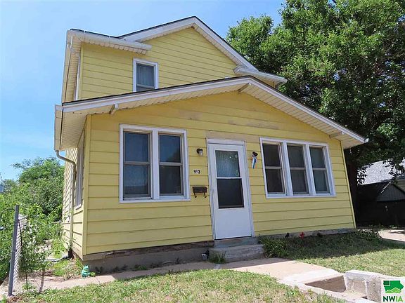 2nd image of 913 Dubuque St