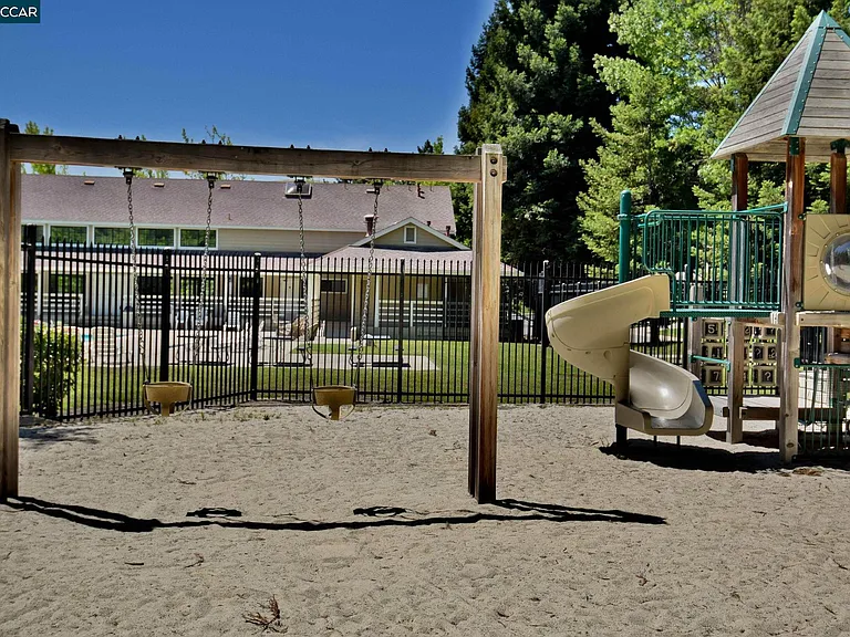 1319 Strawberry Ct — Photo 32