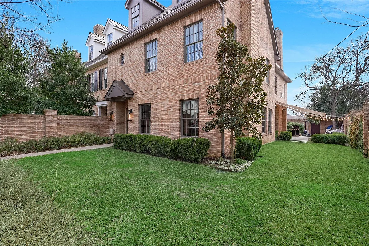 Building Photo - 3705 Gilbert St #2